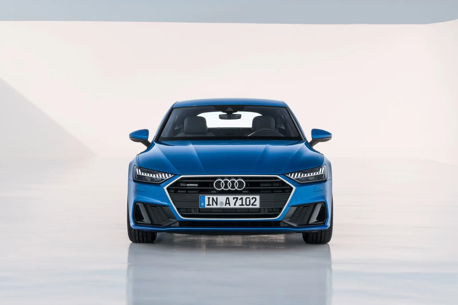 Static photo
Colour: Ara Blue